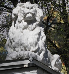 IMG_0808.JPG (430.85 КБ) 34139 просмотров Один из двух, лежащих на воротах центрального дома учёных